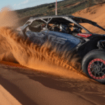 Can-Am Maverick X3 saltando por encima de dunas de arena con las ruedas completamente en el aire