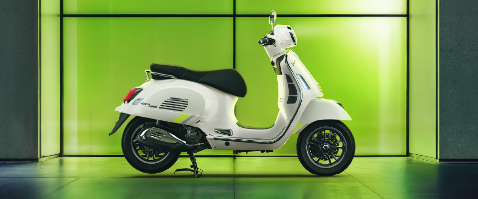 Moto Vespa Primavera 150cc color verde en concesionario