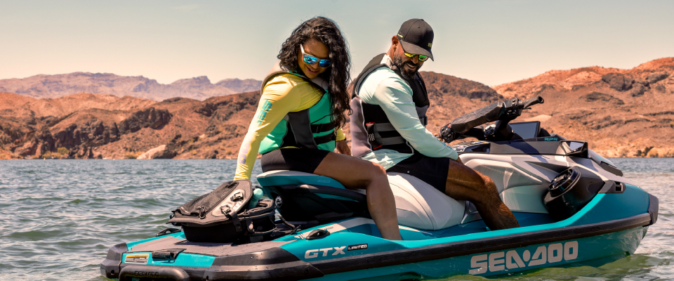 moto acuática Sea Doo con tecnología iBR navegando en aguas cristalinas
